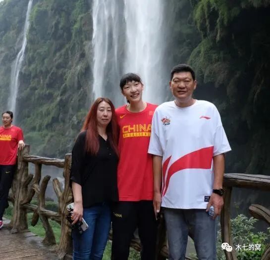 据悉，婚礼上仅 《我们是第一书记》曝铭记版预告 用生命践行初心 2021-11-23 11月23日，由任杰导演的电影《我们是第一书记》发布“铭记”版预告。