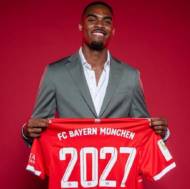 2023年5月，小KK挺二胎孕肚亮相Met Gala，同年7月次子出生。