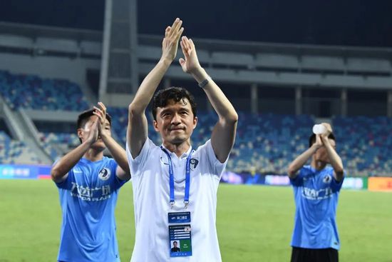 机器人们被三大定律约束，绝不会伤害人类或违抗命令。