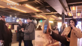 影片发布一组角色剧照，并同步曝光演员阵容，在杭州的湖光山色中，正上演这场关于“爱和美味”的温暖故事。